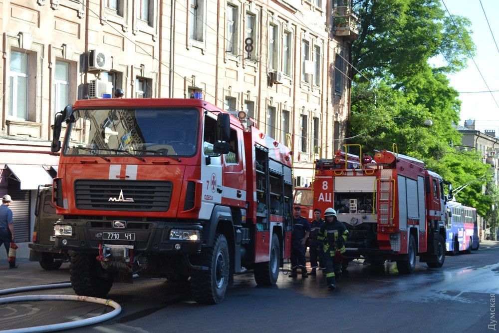 Жилой дом горел в Одессе: более 20 эвакуированных, есть погибший
