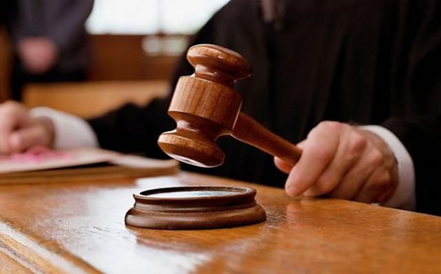 Громада Золочева кличе на суд підприємців, які захопили частину центральної площі Громада Золочева кличе на суд підприємців, які захопили частину центральної площі