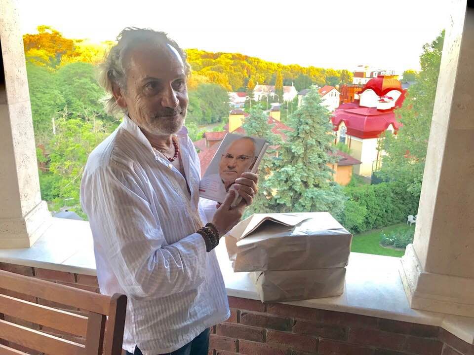 Відомий телеведучий виринув із забуття в новому образі Відомий телеведучий виринув із забуття в новому образі