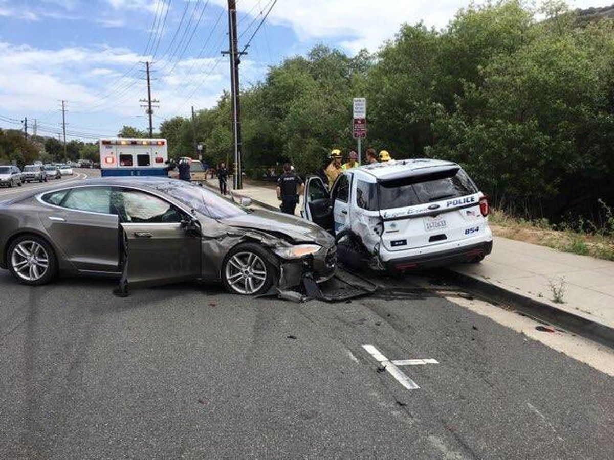 Автомобиль Tesla на автопилоте врезался в авто полицейских: фото ДТП