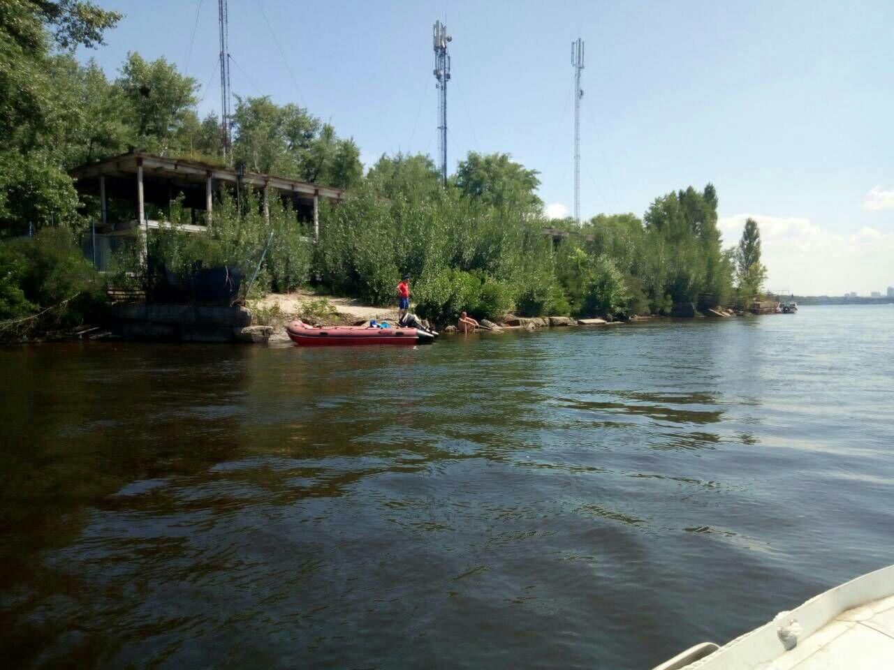 В Киеве ищут мальчика, который нырнул под воду и исчез