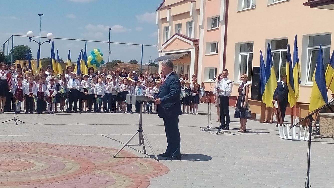 Під час виступу Порошенка знепритомнів школяр: фото з місця події