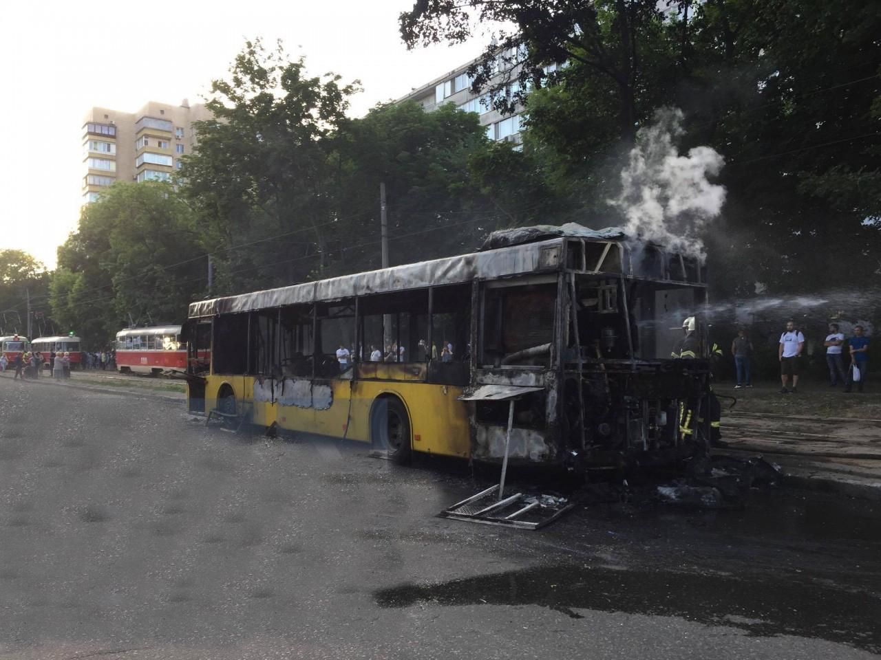 В столиці України вщент згорів автобус: фото