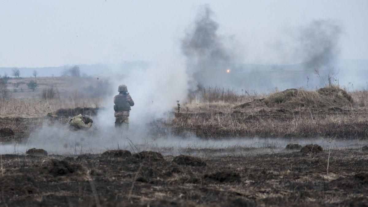 Бойовики цілеспрямовано та нещадно випалюють село Південне: відео з місця події