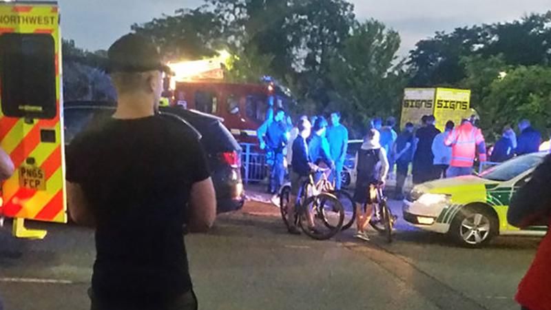 Автомобиль наехал на пешеходов в Манчестере: много пострадавших Автомобиль наехал на пешеходов в Манчестере: много пострадавших