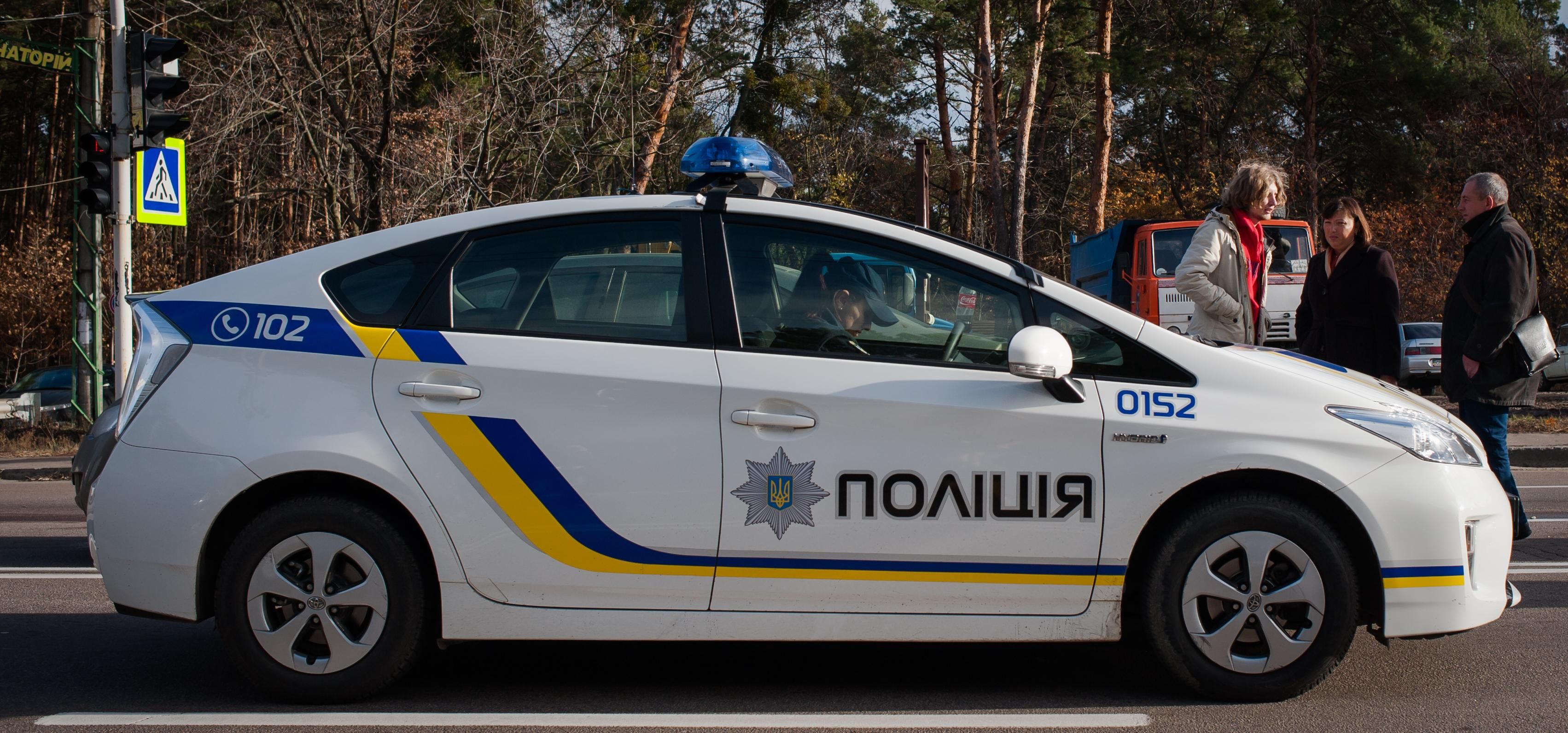 ДТП у Києві: вантажівка збила двох пішоходів (18+)