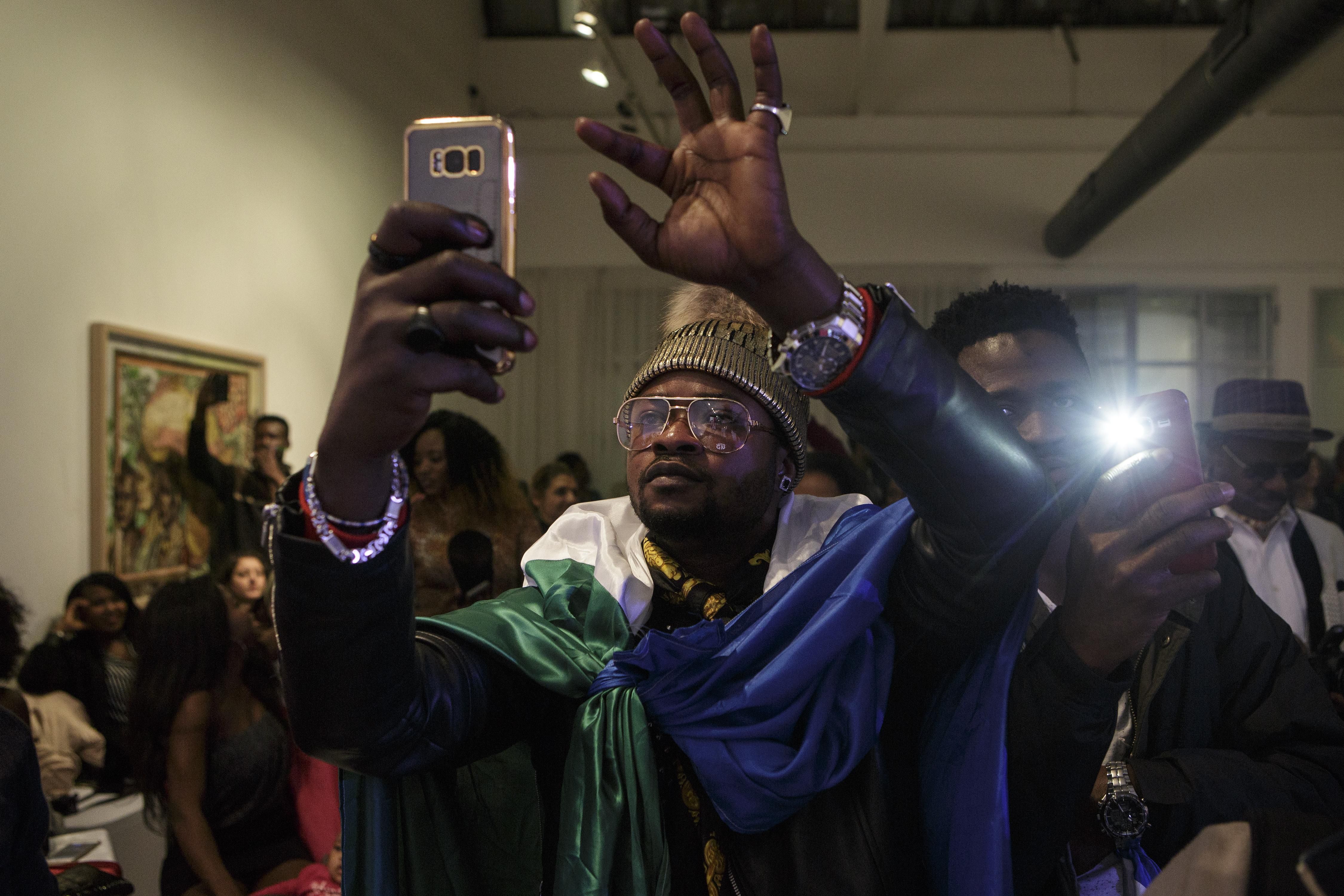 "Щоб зупинити плітки": в одній з країн Африки вводять податок на соцмережі "Щоб зупинити плітки": в одній з країн Африки вводять податок на соцмережі