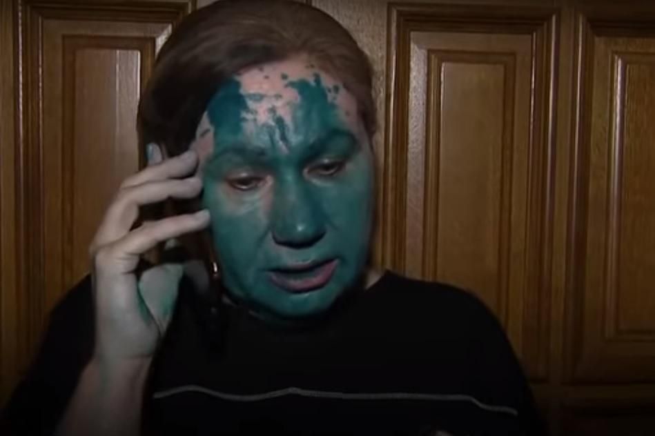 Мать погибшей экс-регионалки Бережной облили зеленкой в собственной квартире: видео