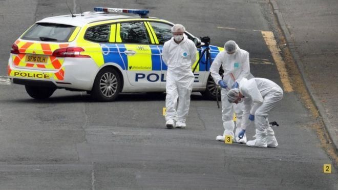 В Шотландии мужчина с ножом напал на полицейских: фото с места событий