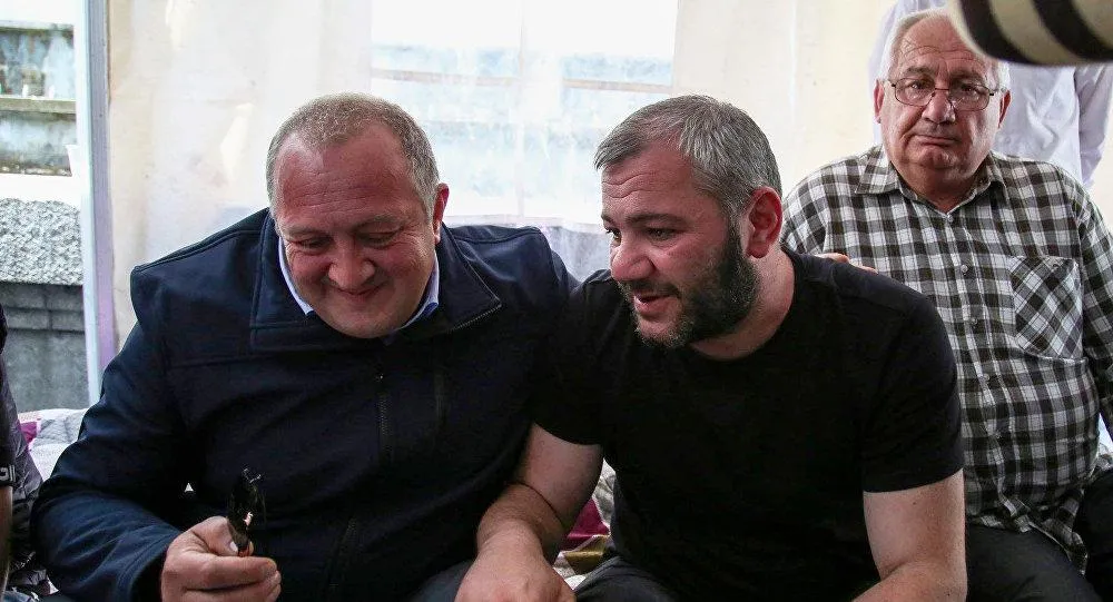 Президент Грузії Георгій Маргвелашвілі і батько загиблого хлопця Президент Грузії Георгій Маргвелашвілі і батько загиблого хлопця