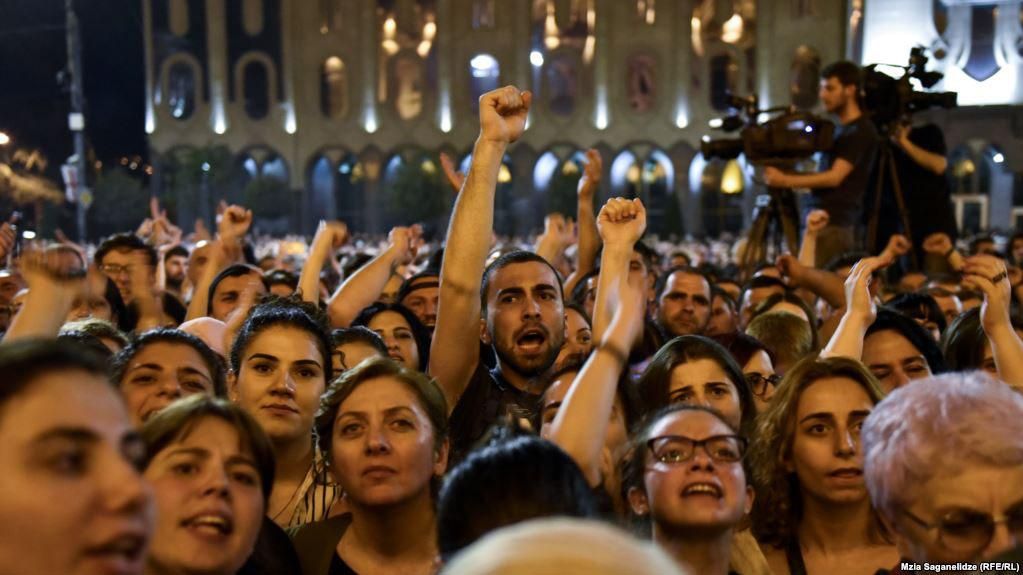 Протесты в Тбилиси: как смерть двух школьников консолидировала общество в Грузии Протесты в Тбилиси: как смерть двух школьников консолидировала общество в Грузии