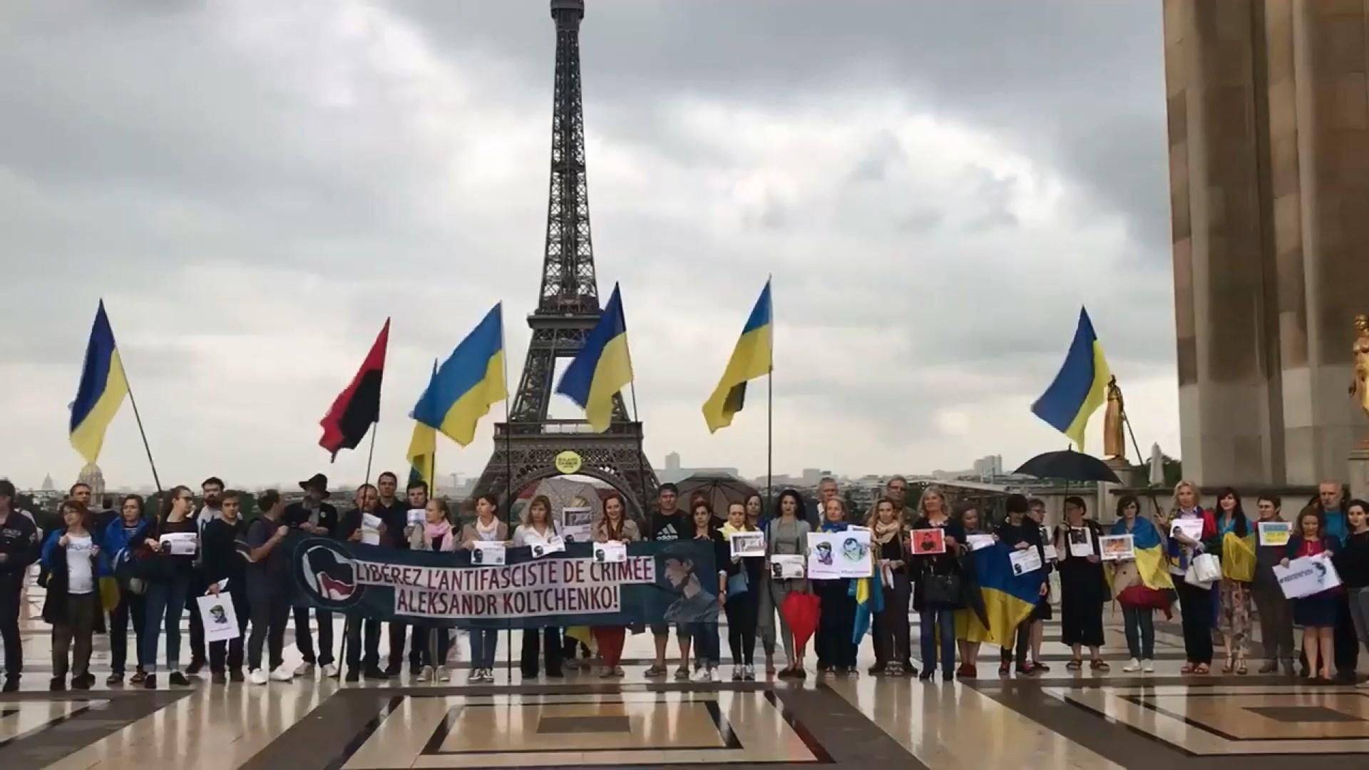 В Париже люди вышли на акцию, чтобы поддержать Сенцова В Париже люди вышли на акцию, чтобы поддержать Сенцова