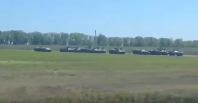 На границе России и Украины засекли колонну военной техники: красноречивое видео