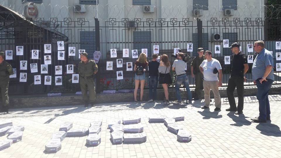 Под посольством России в Киеве появились гробы наемников: фото, видео