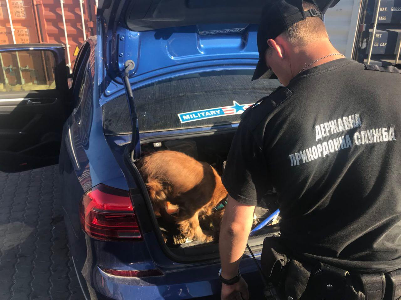 В Одесском порту обнаружили арсенал боеприпасов в авто, которое прибыло на теплоходе