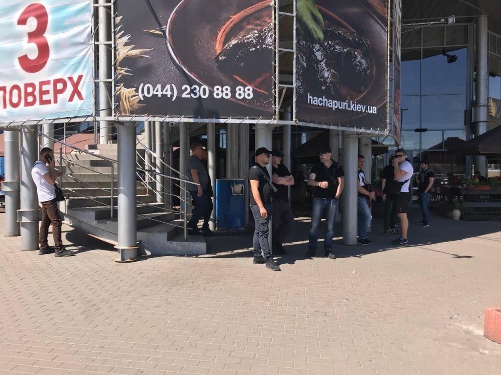 В Киеве "титушки" заблокировали торговый центр: подробности инцидента В Киеве "титушки" заблокировали торговый центр: подробности инцидента