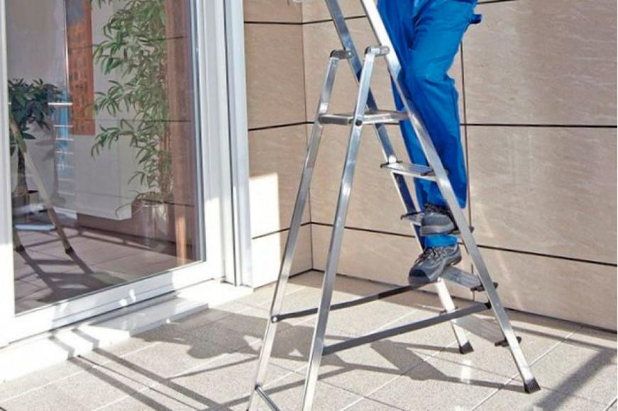 Парень ремонтировал кондиционер в супермаркете: оказался в реанимации