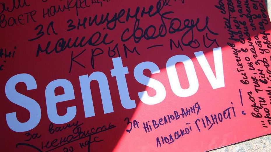 "Червону картку – Кремлю": як у Києві долучились до світових акцій на підтримку Сенцова