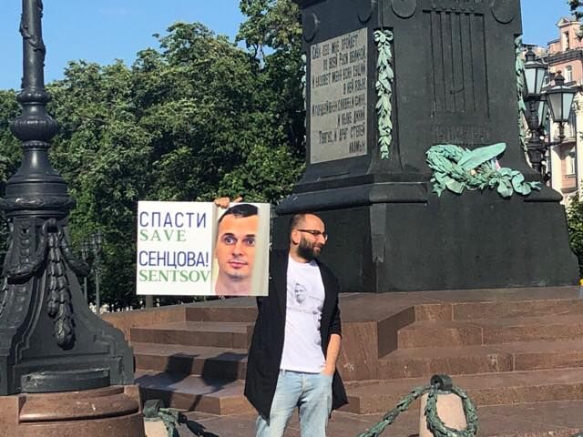Российский режиссер устроил одиночный пикет в поддержку Сенцова в Москве: его задержали