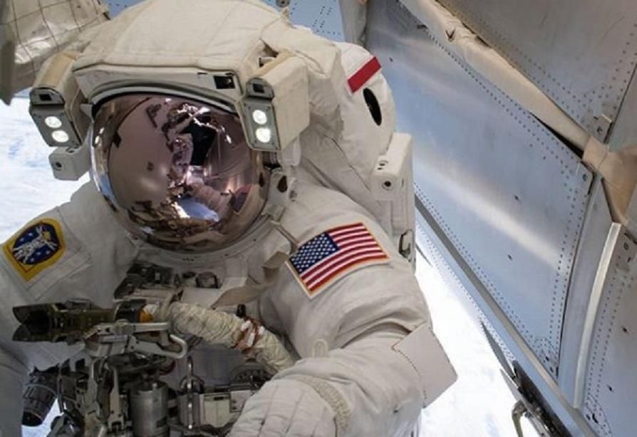 На Землю повернулися астронавти з МКС На Землю повернулися астронавти з МКС