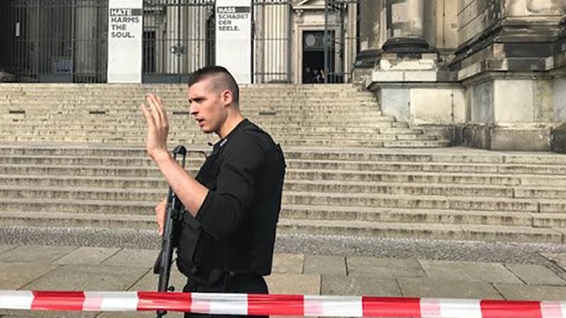 Полицейский выстрелил в мужчину внутри Берлинского собора Полицейский выстрелил в мужчину внутри Берлинского собора
