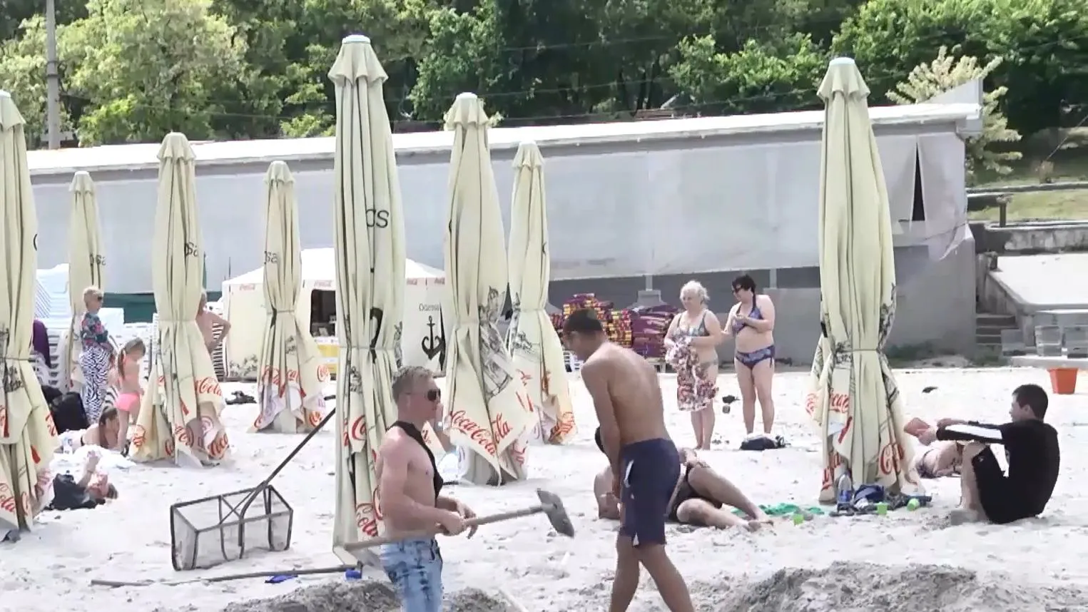 Працівники пляжу закопують сміття Працівники пляжу закопують сміття