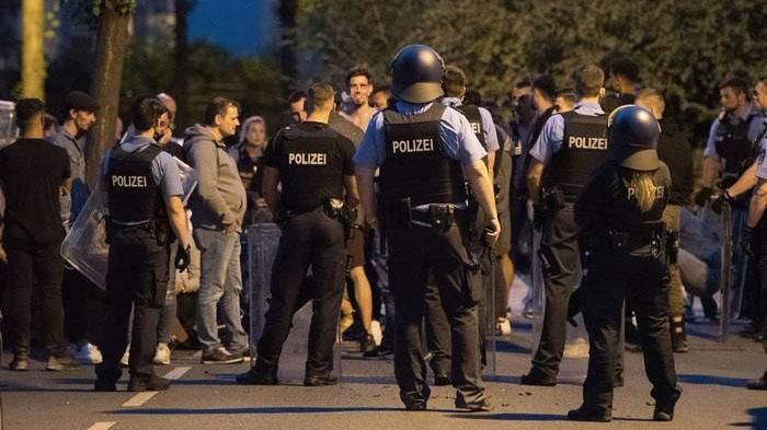 На фестивале в Германии произошла масштабная драка с полицией: пришлось вызывать помощь 