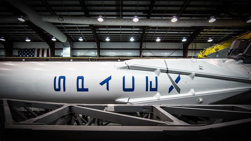 SpaceX перенесла дату запуску людей на орбіту Місяця SpaceX перенесла дату запуску людей на орбіту Місяця