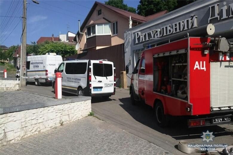 У Києві у ритуальне бюро стріляли з гранатомета: снаряд застряг у стіні У Києві у ритуальне бюро стріляли з гранатомета: снаряд застряг у стіні