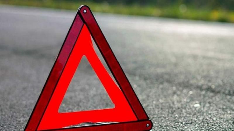 Аварія в Дніпрі: автомобіль врізався в зупинку, є загибла