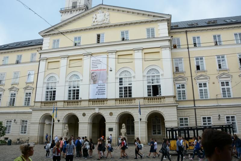 #FreeSentsov: гігантський банер на підтримку в'язнів Кремля з'явився у Львові #FreeSentsov: гігантський банер на підтримку в'язнів Кремля з'явився у Львові