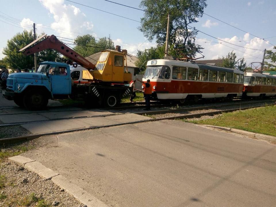 У Харкові трамвай наїхав на пішохода: чоловіку ампутували ноги 