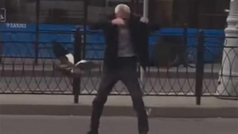 Качка дала справжній бій таксисту у Москві: кумедне відео Качка дала справжній бій таксисту у Москві: кумедне відео