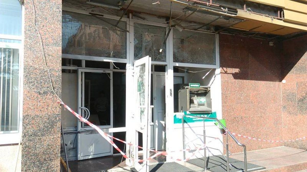 У Кропивницькому на порозі банку спрацювала вибухівка: фото і відео з місця події У Кропивницькому на порозі банку спрацювала вибухівка: фото і відео з місця події