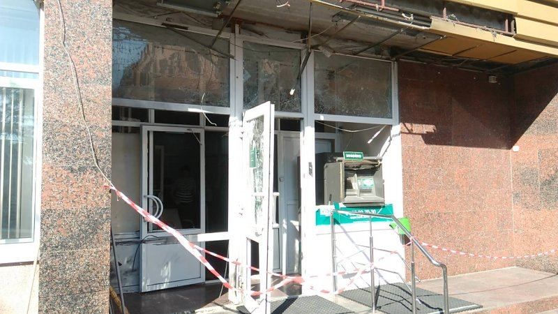 В Кропивницком на пороге банка сработала взрывчатка: фото и видео с места события