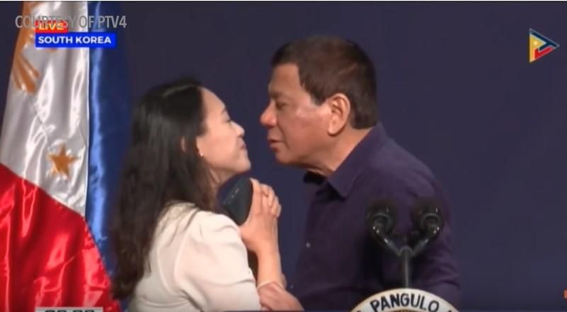 Президент Філіппін поцілував незнайомку в губи на офіційній зустрічі: резонансне відео