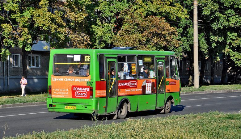 У Харкові неадекватний чоловік намагався викрасти маршрутку