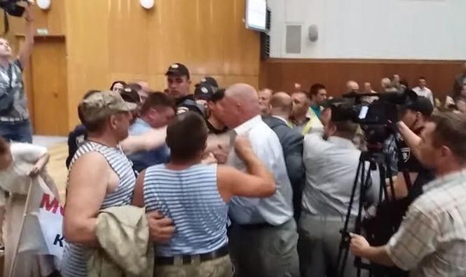 Опальний Мосійчук влаштував бійку з депутатом від "Свободи" у Тернопільській облраді: відео 