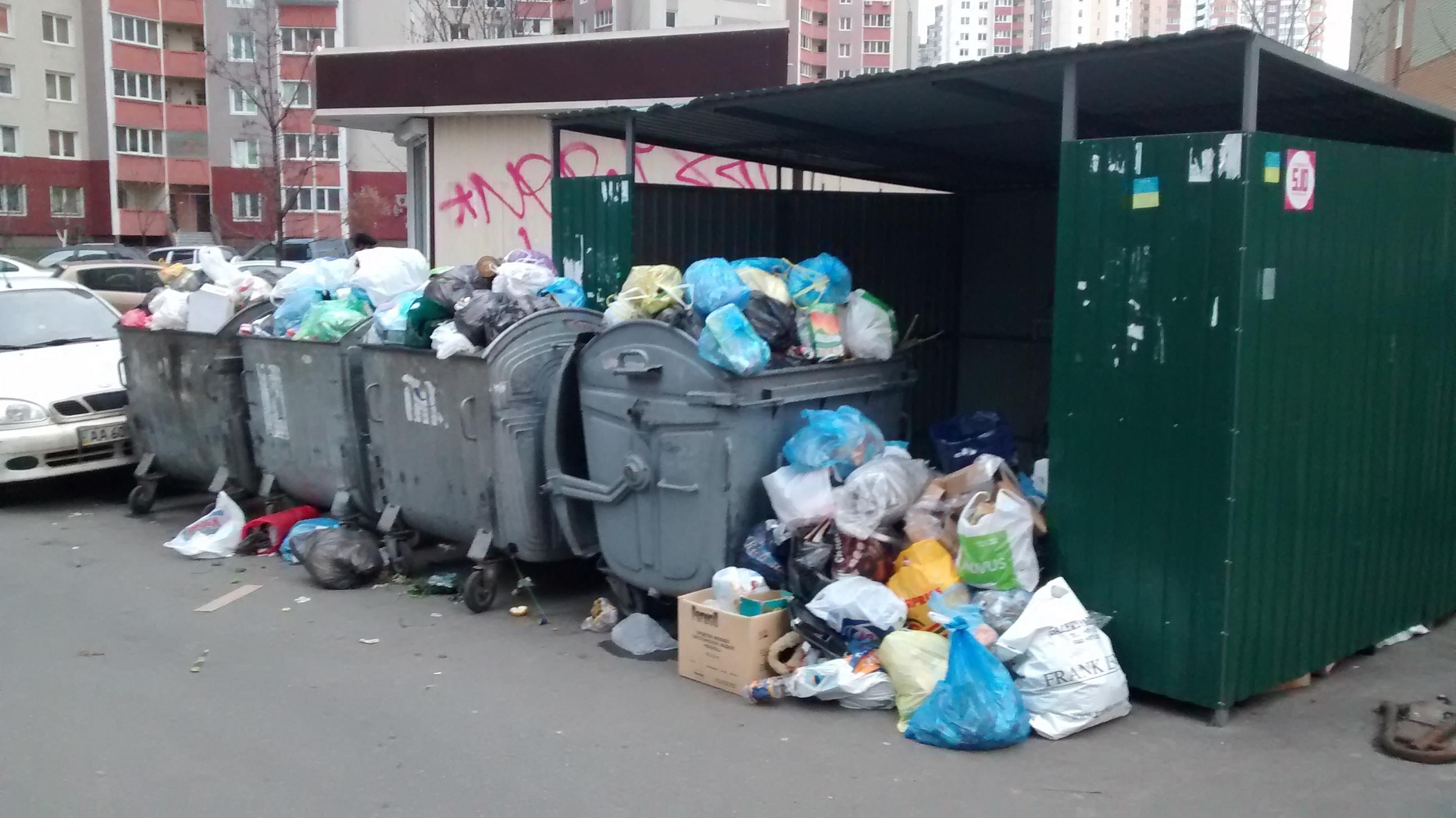 Из оккупированного Донецка перестали вывозить мусор из-за нехватки топлива