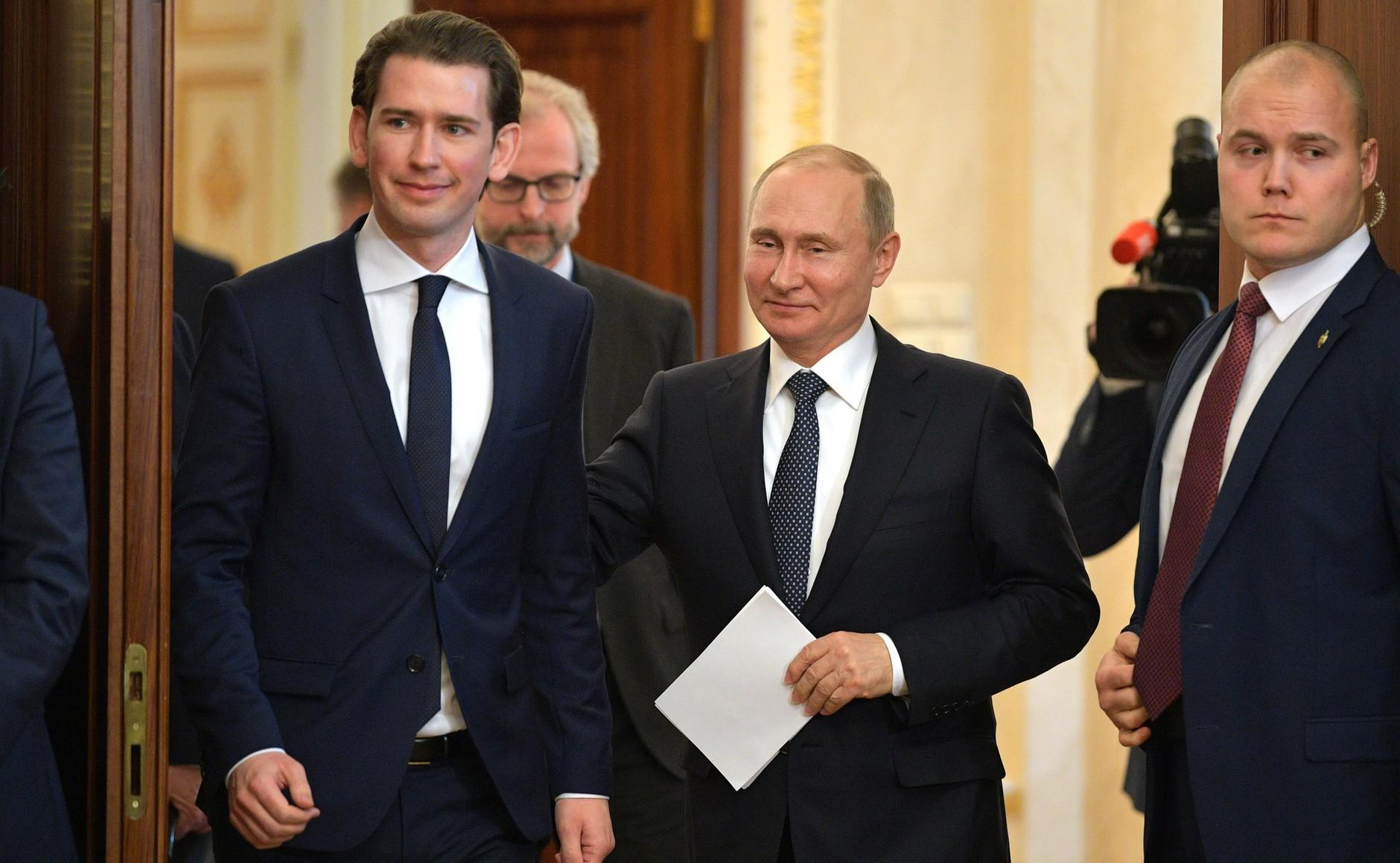 Канцлер Австрії сподівається на "поступове зняття санкцій" з Росії