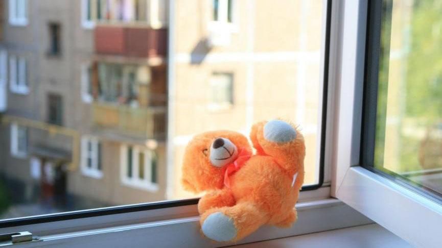 На Тернопільщині однорічна дитина дивом вижила, випавши з вікна четвертого поверху 