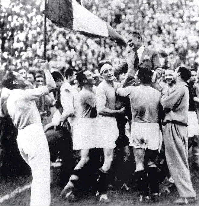 Збірна Італії святкує перемогу на чемпіонаті світу-1930