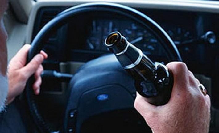 На трассе "Киев – Одесса" пьяный водитель на кабриолете бросался в патрульных бутылками: видео На трассе "Киев – Одесса" пьяный водитель на кабриолете бросался в патрульных бутылками: видео