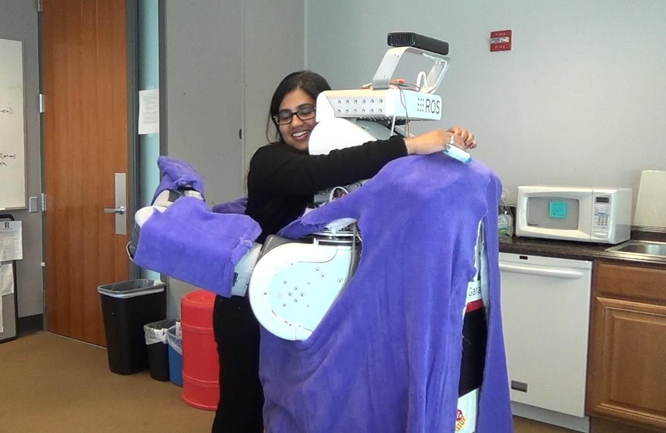 Ученые определили, какие объятия с роботом больше нравятся людям Ученые определили, какие объятия с роботом больше нравятся людям