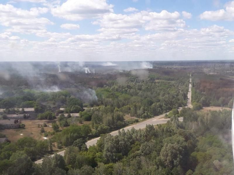 Осередки пожежі у Чорнобилі продовжують гасити: дані про радіаційний фон