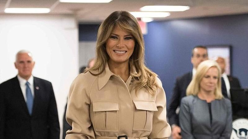 Чарівна Меланія Трамп засвітила стильне вбрання під час брифінгу: фото