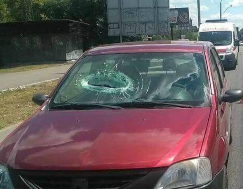 В Киеве с Берестейского моста на автомобиль упал бетон: есть пострадавший В Киеве с Берестейского моста на автомобиль упал бетон: есть пострадавший