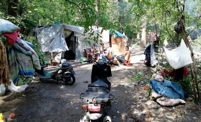 В Киеве "Национальная дружина" пригрозила ромам "очисткой": нацменьшинство покинуло парк В Киеве "Национальная дружина" пригрозила ромам "очисткой": нацменьшинство покинуло парк