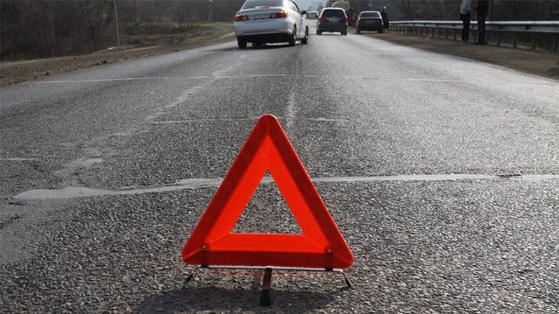 У Києві водій позашляховика заблокував рух трамваїв, влаштувавши ДТП