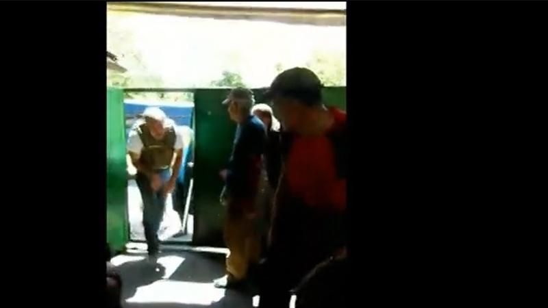 Проросійські бойовики обстріляли волонтерів на Донбасі: відео Проросійські бойовики обстріляли волонтерів на Донбасі: відео